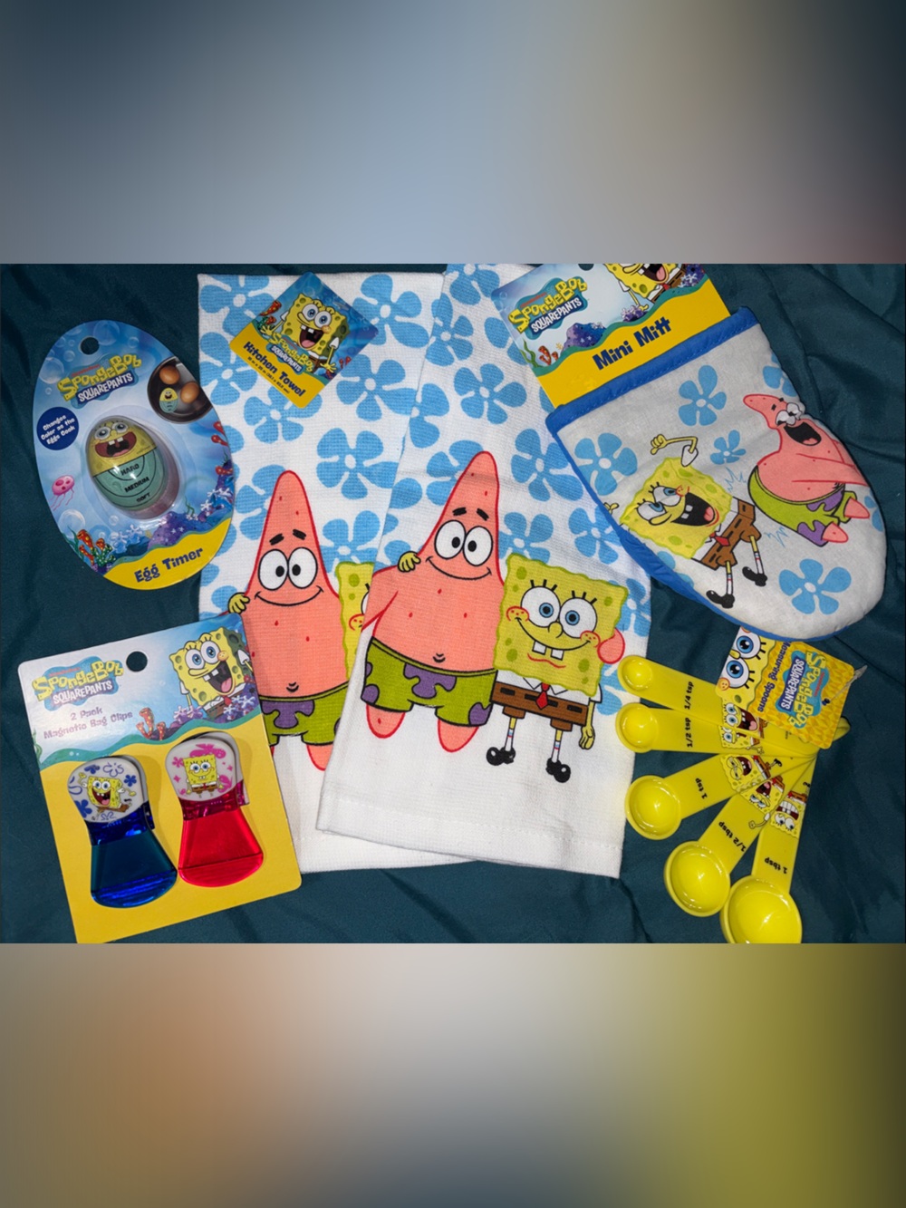 6 Piece set - SpongeBob Kitchen Towel (2) measuring spoons, clips, timer & mit